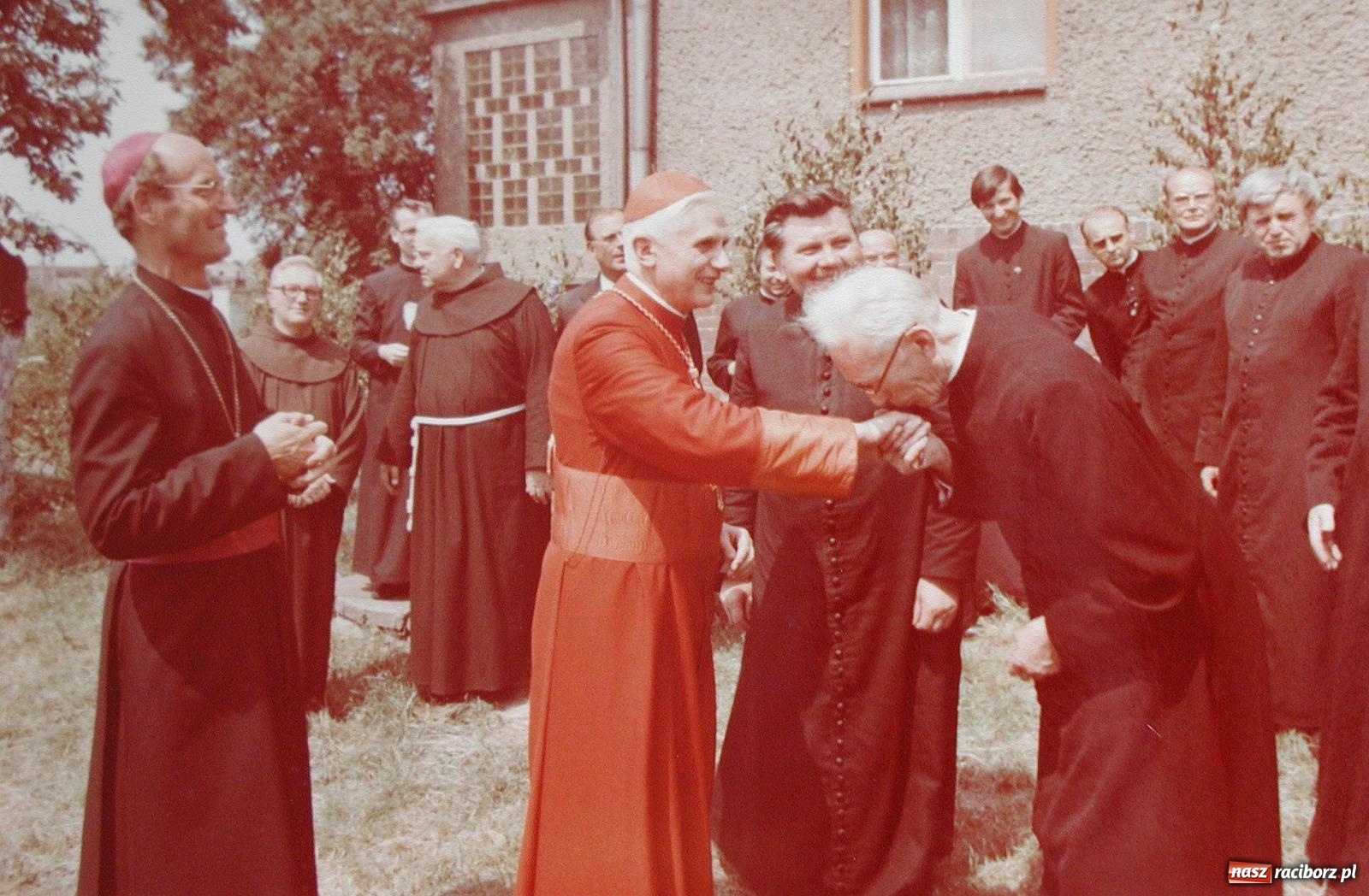Zdjęcie w galerii na portalu naszraciborz.pl: Kardynał Joseph Ratzinger w Krowiarkach [WSPOMNIENIE, FOTO] wiadomości z regionu