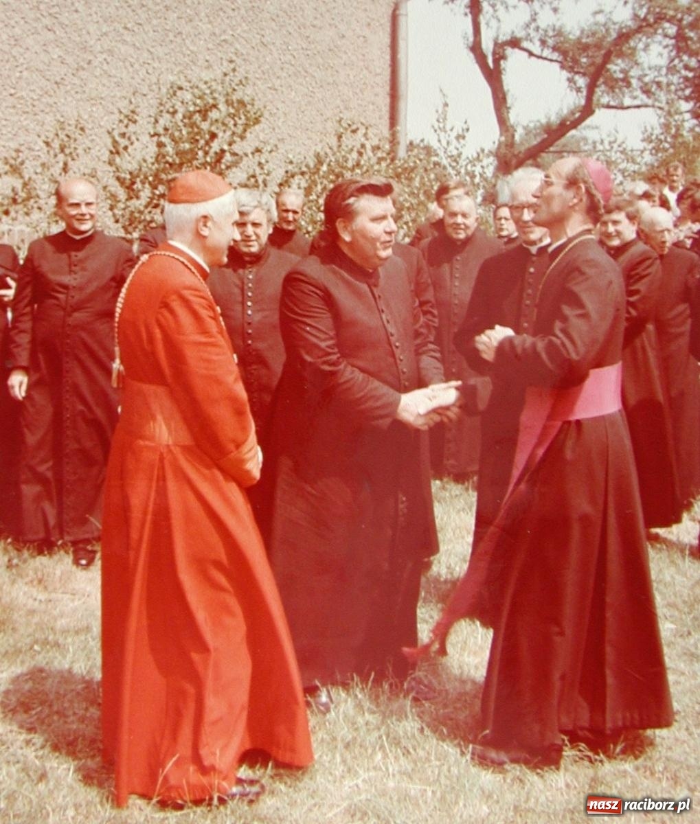 Zdjęcie w galerii na portalu naszraciborz.pl: Kardynał Joseph Ratzinger w Krowiarkach [WSPOMNIENIE, FOTO] wiadomości z regionu