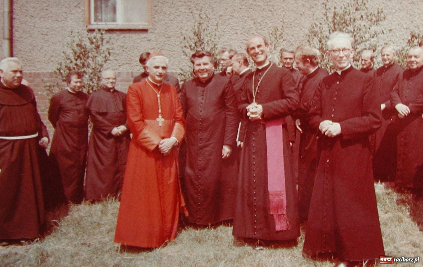 Zdjęcie w galerii na portalu naszraciborz.pl: Kardynał Joseph Ratzinger w Krowiarkach [WSPOMNIENIE, FOTO] wiadomości z regionu
