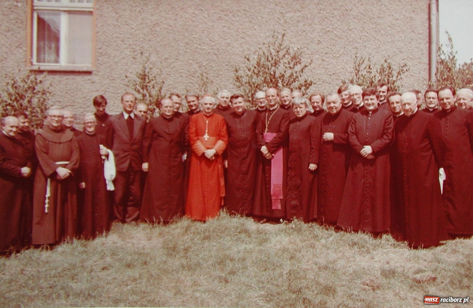 Zdjęcie w galerii na portalu naszraciborz.pl: Kardynał Joseph Ratzinger w Krowiarkach [WSPOMNIENIE, FOTO] wiadomości z regionu