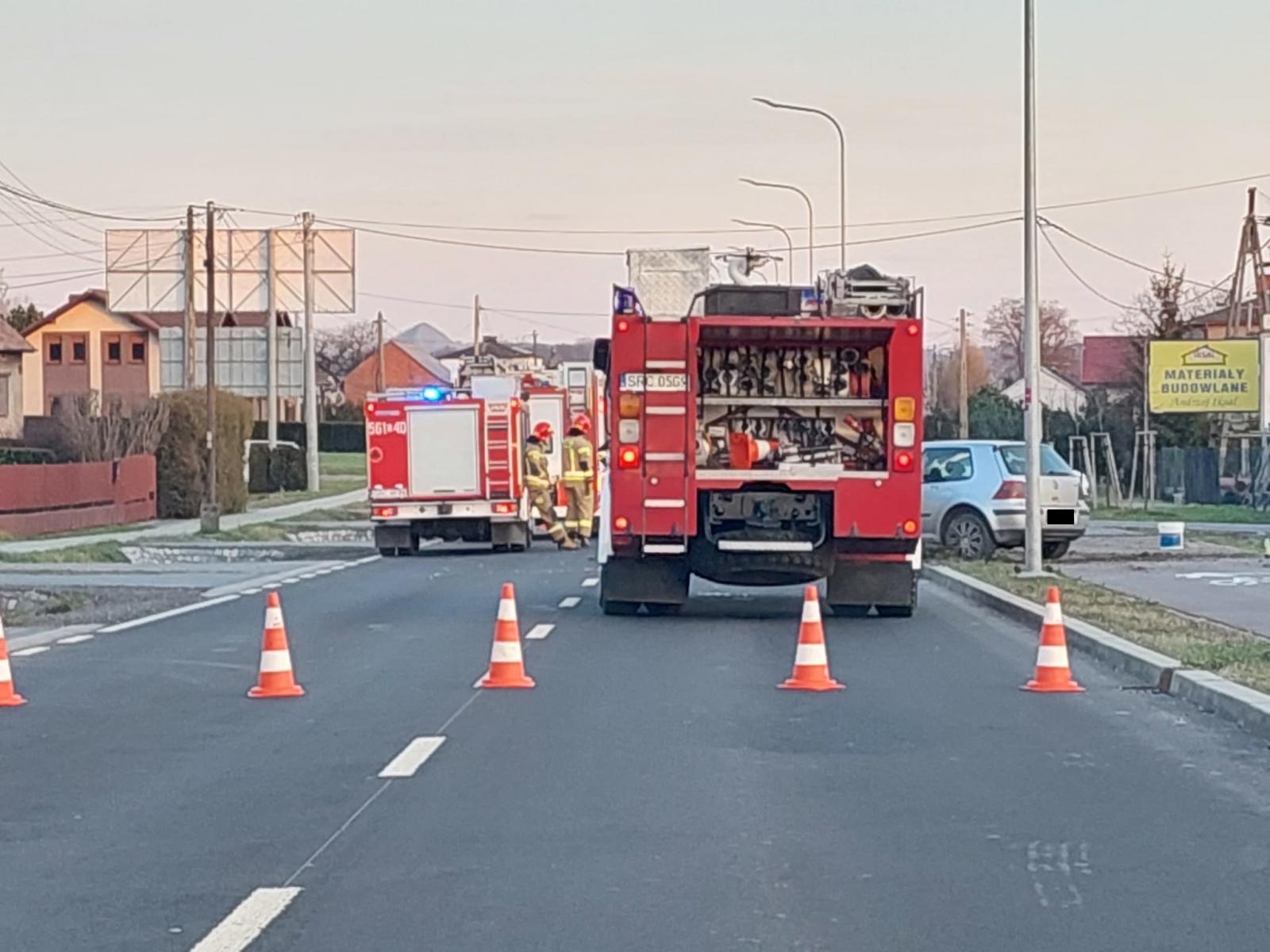 Zdjęcie w galerii na portalu naszraciborz.pl: Golf ściął latarnię w Kornowacu. Kierowca mógł być pod wpływem narkotyków wiadomości z regionu