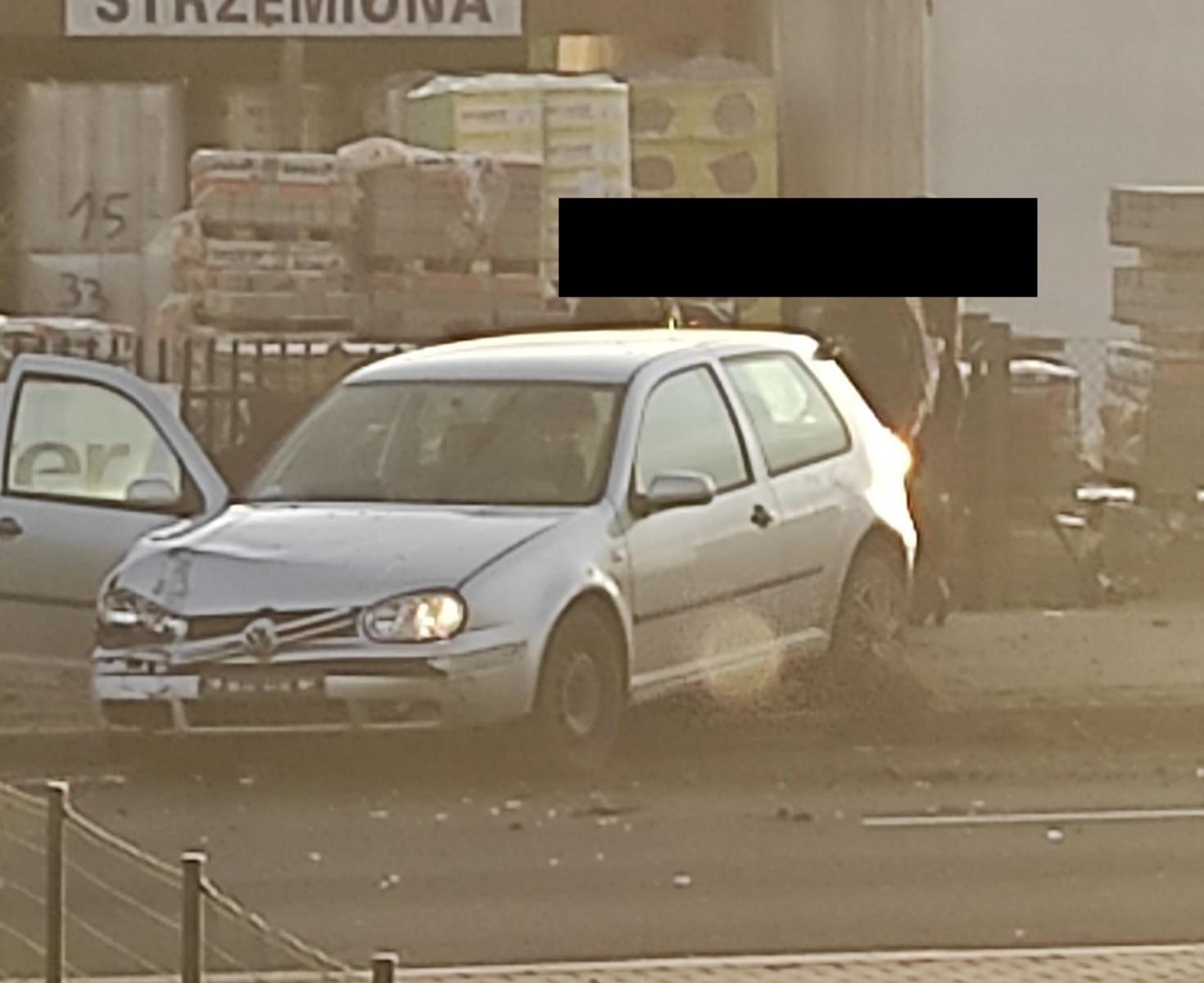 Zdjęcie w galerii na portalu naszraciborz.pl: Golf ściął latarnię w Kornowacu. Kierowca mógł być pod wpływem narkotyków wiadomości z regionu