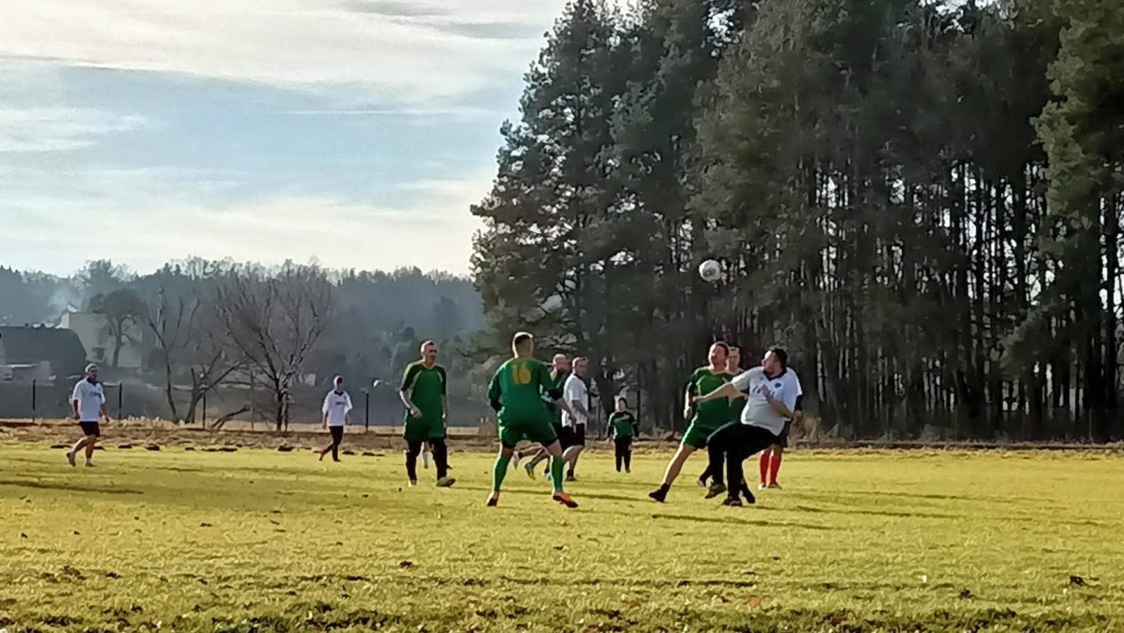 Zdjęcie w galerii na portalu naszraciborz.pl: Kawalerzy kontra żonaci. W Kozi nowy rok zaczęli meczem wiadomości z regionu