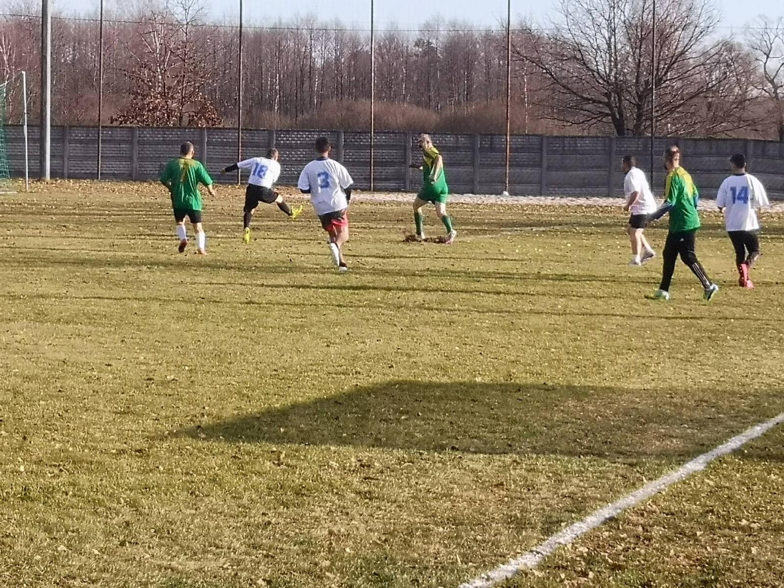 Zdjęcie w galerii na portalu naszraciborz.pl: Kawalerzy kontra żonaci. W Kozi nowy rok zaczęli meczem wiadomości z regionu