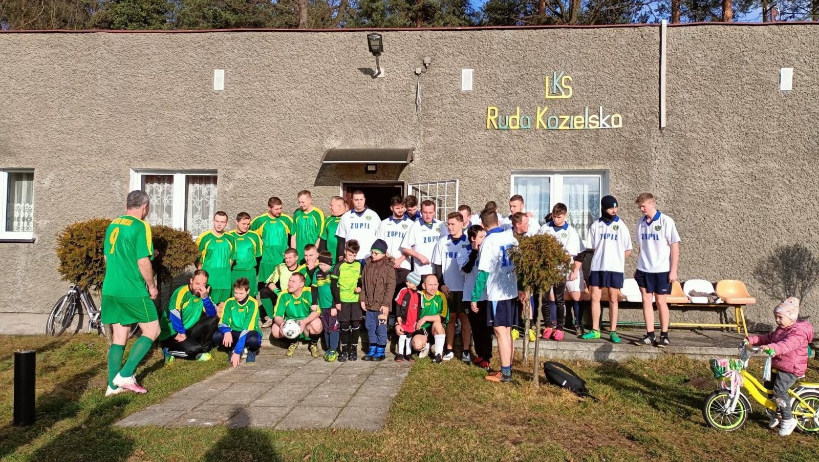 Zdjęcie w galerii na portalu naszraciborz.pl: Kawalerzy kontra żonaci. W Kozi nowy rok zaczęli meczem wiadomości z regionu