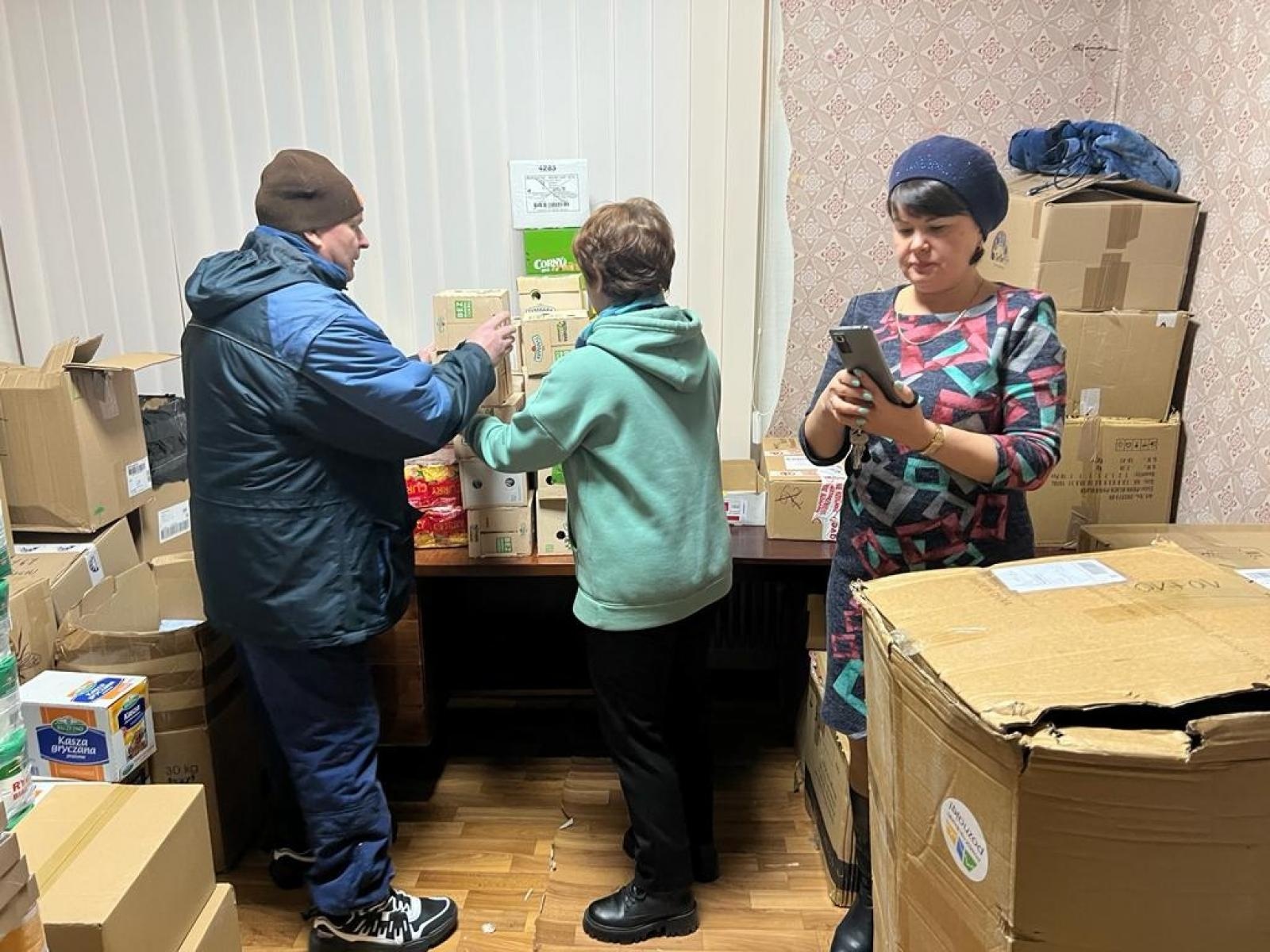 Zdjęcie w galerii na portalu naszraciborz.pl: Dary z powiatu raciborskiego dotarły niemal pod linię frontu. 900 km podróży na zdjęciach wiadomości z regionu