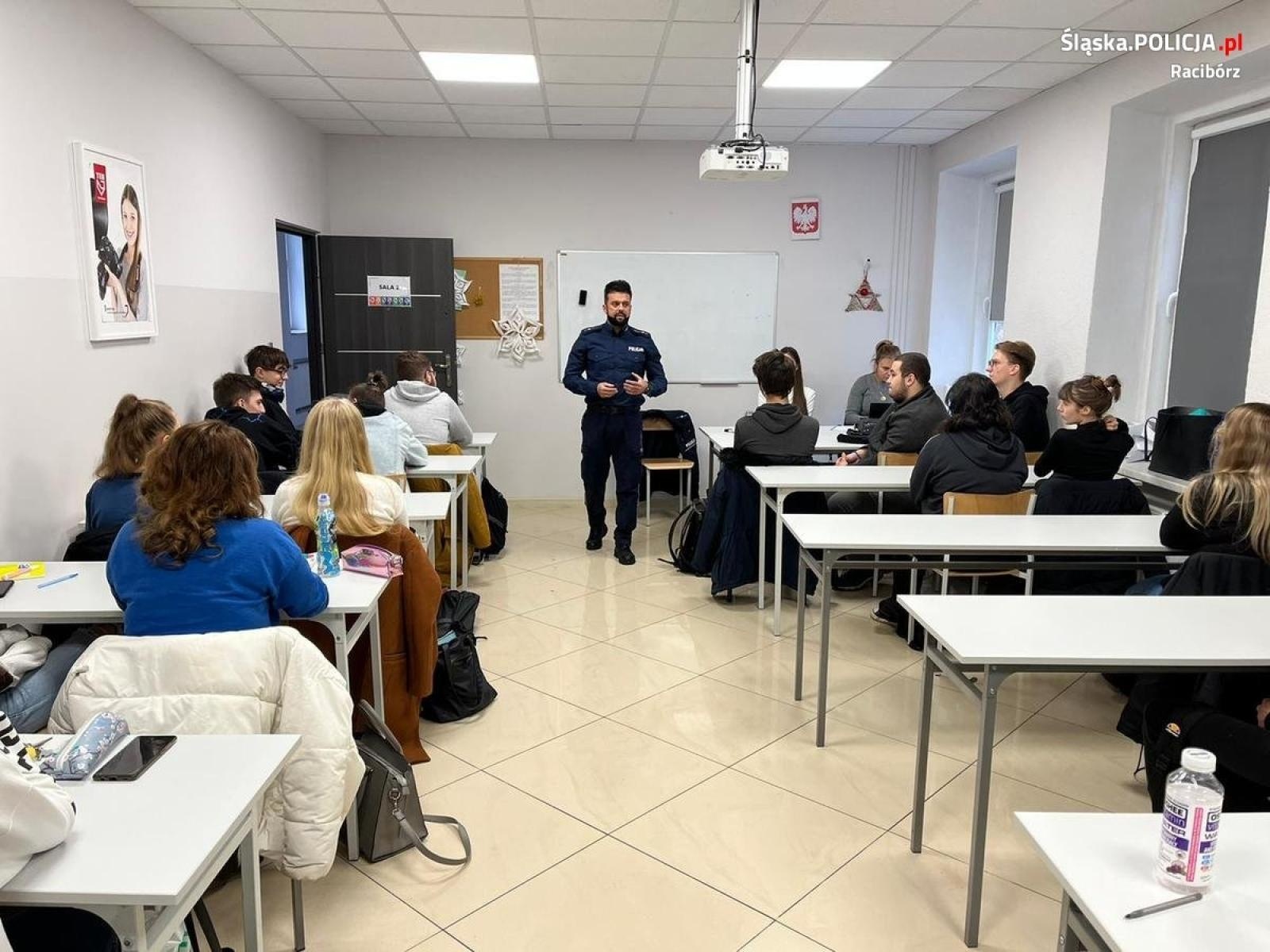Zdjęcie w galerii na portalu naszraciborz.pl: Policyjny profilaktyk spotkał się ze słuchaczami TEB Edukacja wiadomości z regionu