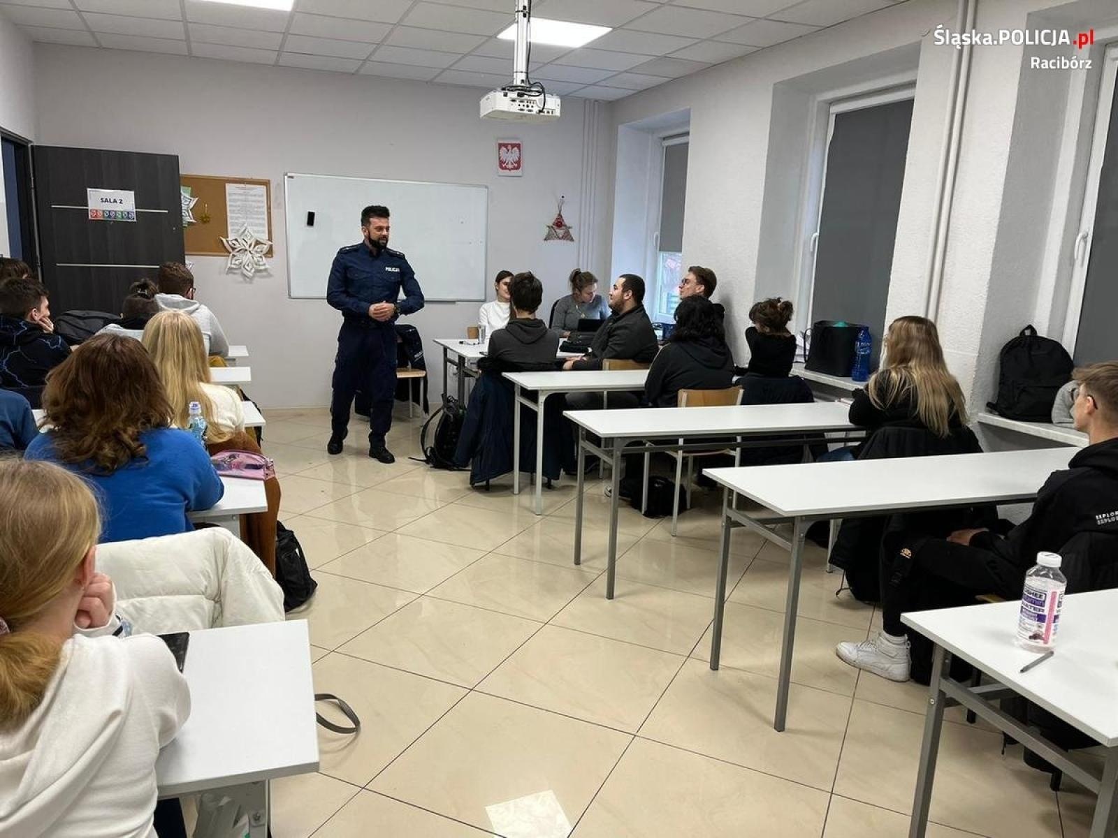 Zdjęcie w galerii na portalu naszraciborz.pl: Policyjny profilaktyk spotkał się ze słuchaczami TEB Edukacja wiadomości z regionu