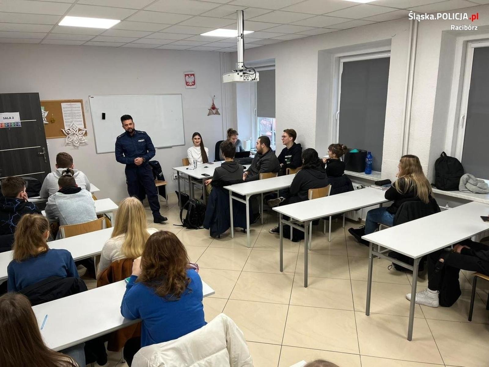 Zdjęcie w galerii na portalu naszraciborz.pl: Policyjny profilaktyk spotkał się ze słuchaczami TEB Edukacja wiadomości z regionu