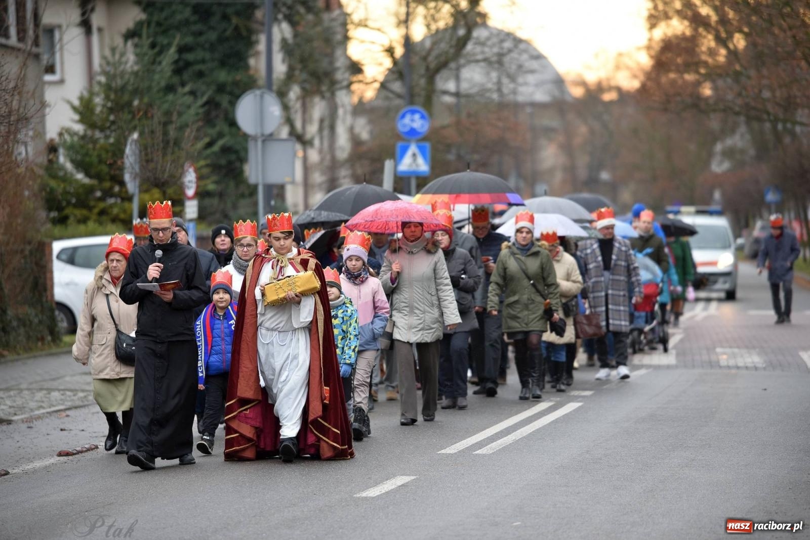 Zdjęcie w galerii na portalu naszraciborz.pl: Niech prowadzi nas gwiazda. Orszak Trzech Króli w Raciborzu i jego znaczenie [FOTO] wiadomości z regionu
