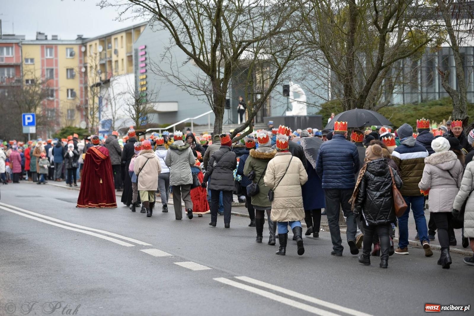 Zdjęcie w galerii na portalu naszraciborz.pl: Niech prowadzi nas gwiazda. Orszak Trzech Króli w Raciborzu i jego znaczenie [FOTO] wiadomości z regionu
