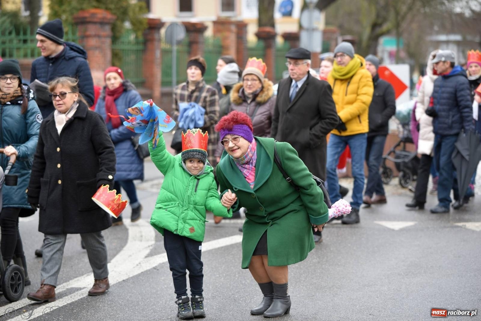 Zdjęcie w galerii na portalu naszraciborz.pl: Niech prowadzi nas gwiazda. Orszak Trzech Króli w Raciborzu i jego znaczenie [FOTO] wiadomości z regionu