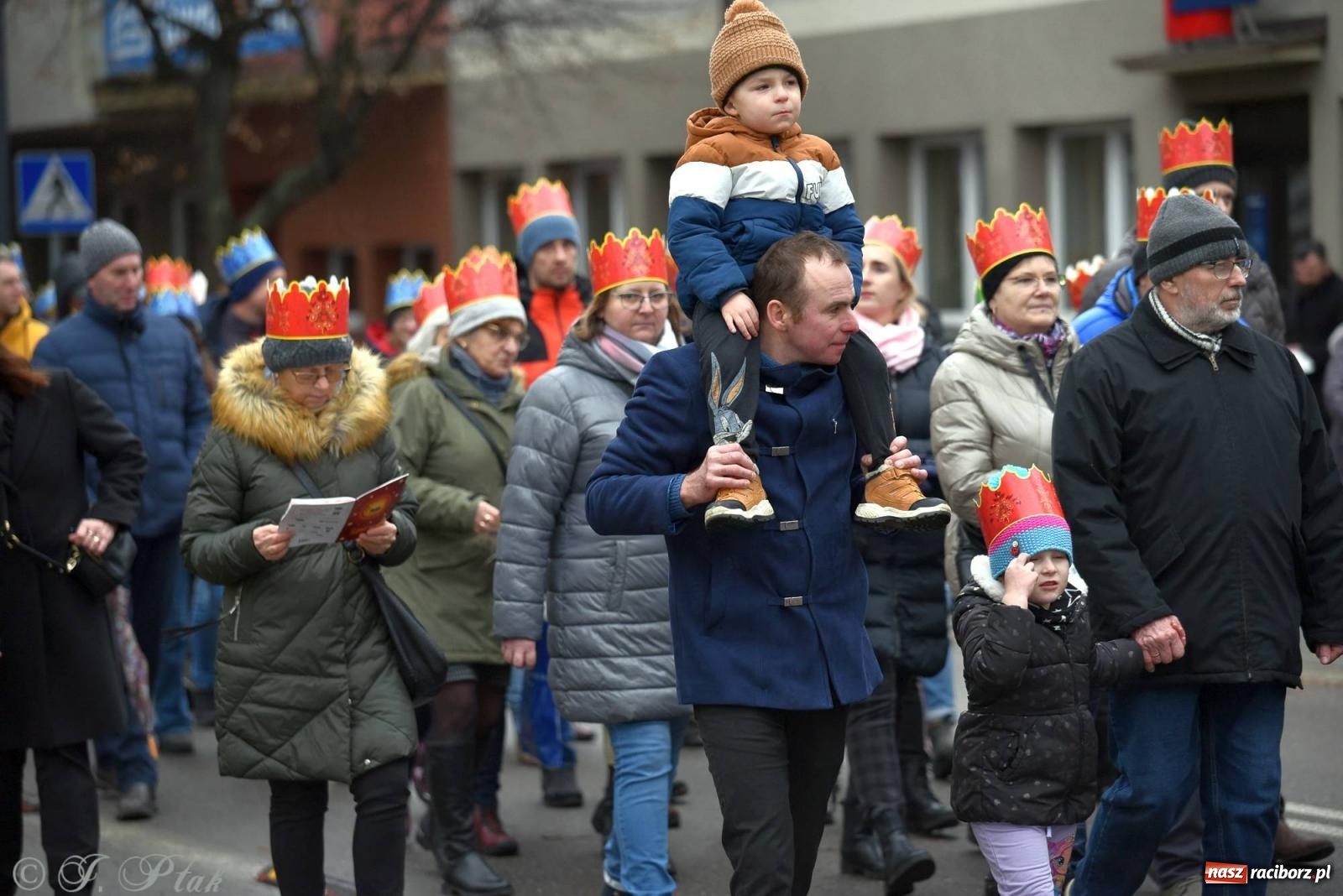 Zdjęcie w galerii na portalu naszraciborz.pl: Niech prowadzi nas gwiazda. Orszak Trzech Króli w Raciborzu i jego znaczenie [FOTO] wiadomości z regionu