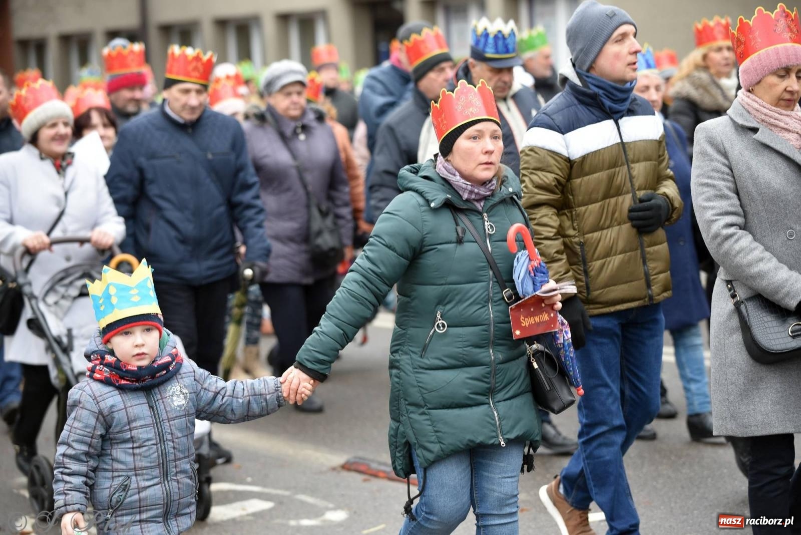 Zdjęcie w galerii na portalu naszraciborz.pl: Niech prowadzi nas gwiazda. Orszak Trzech Króli w Raciborzu i jego znaczenie [FOTO] wiadomości z regionu