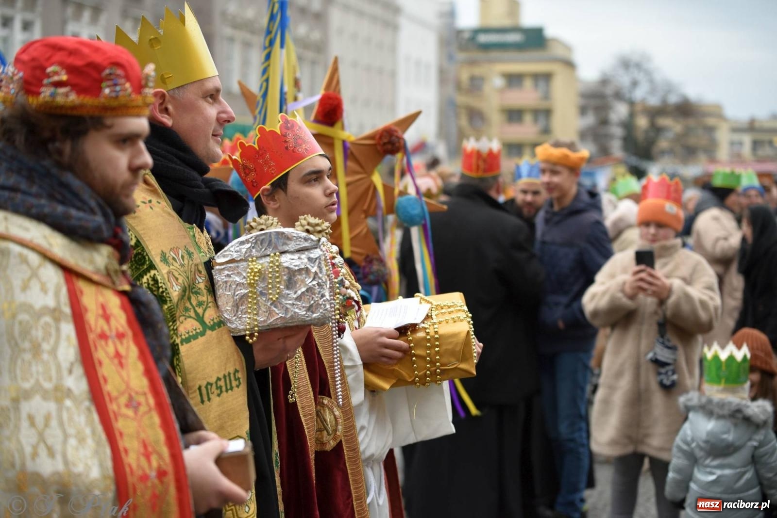 Zdjęcie w galerii na portalu naszraciborz.pl: Niech prowadzi nas gwiazda. Orszak Trzech Króli w Raciborzu i jego znaczenie [FOTO] wiadomości z regionu