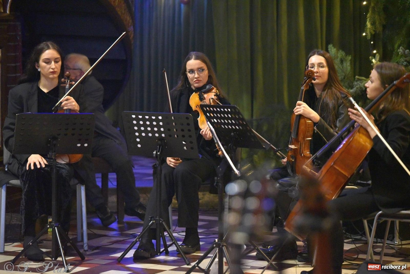 Zdjęcie w galerii na portalu naszraciborz.pl: W tym roku nie będzie koncertu kolęd i pastorałek małżeństwa Biskupów. Znamy powody wiadomości z regionu