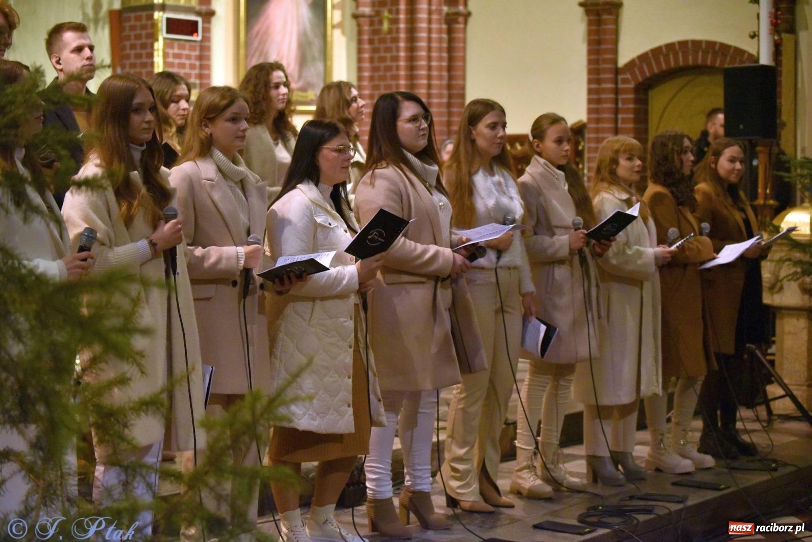 Zdjęcie w galerii na portalu naszraciborz.pl: W tym roku nie będzie koncertu kolęd i pastorałek małżeństwa Biskupów. Znamy powody wiadomości z regionu