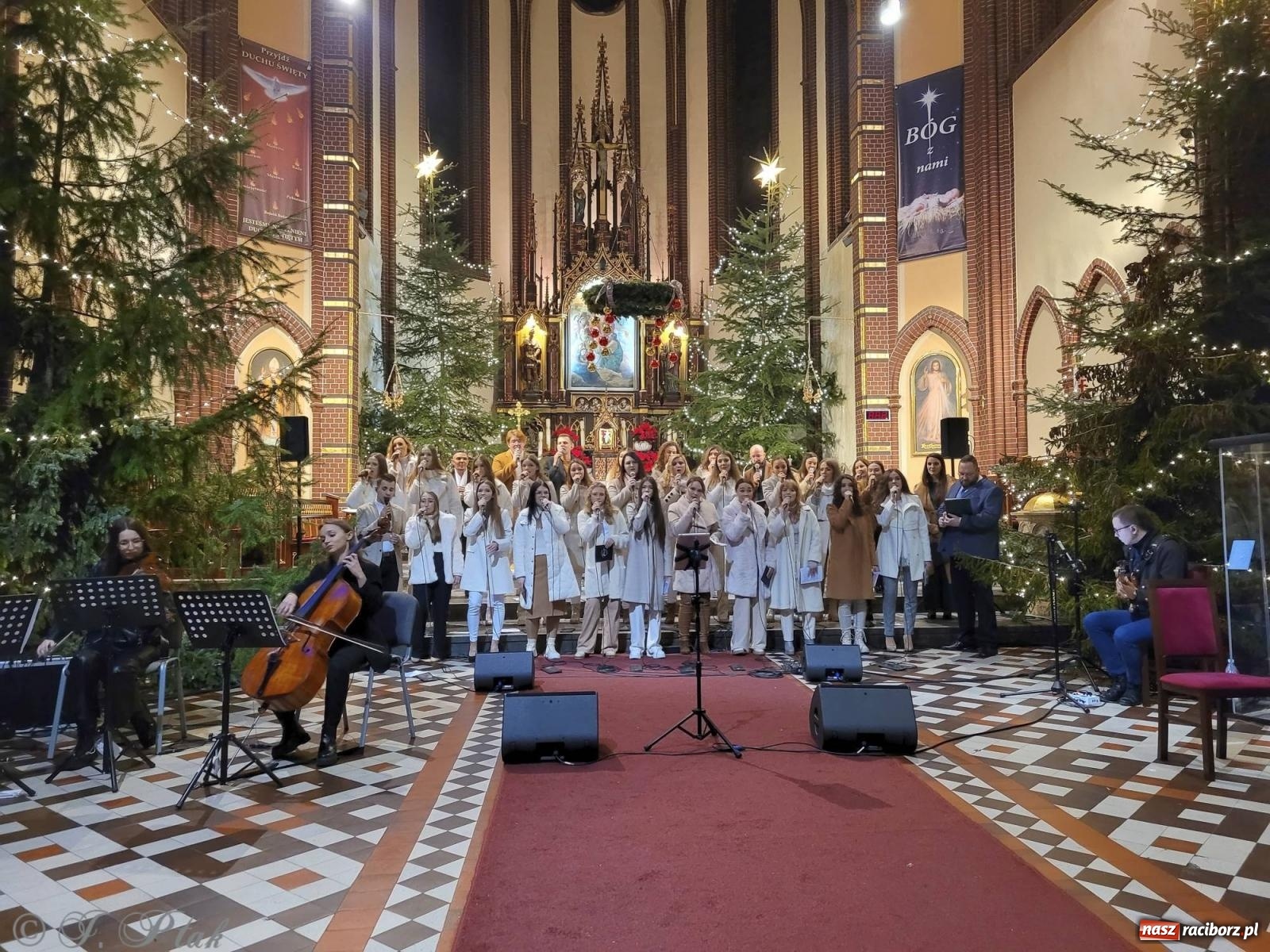 Zdjęcie w galerii na portalu naszraciborz.pl: W tym roku nie będzie koncertu kolęd i pastorałek małżeństwa Biskupów. Znamy powody wiadomości z regionu