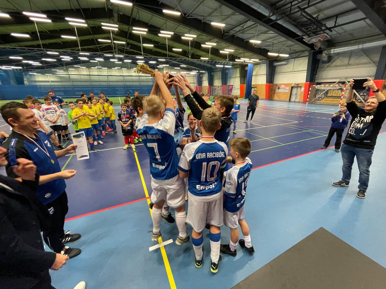 Zdjęcie w galerii na portalu naszraciborz.pl: Piłkarska rywalizacja rocznika 2010 o Puchar Prezesa Unii Racibórz [FOTO i WIDEO] wiadomości z regionu