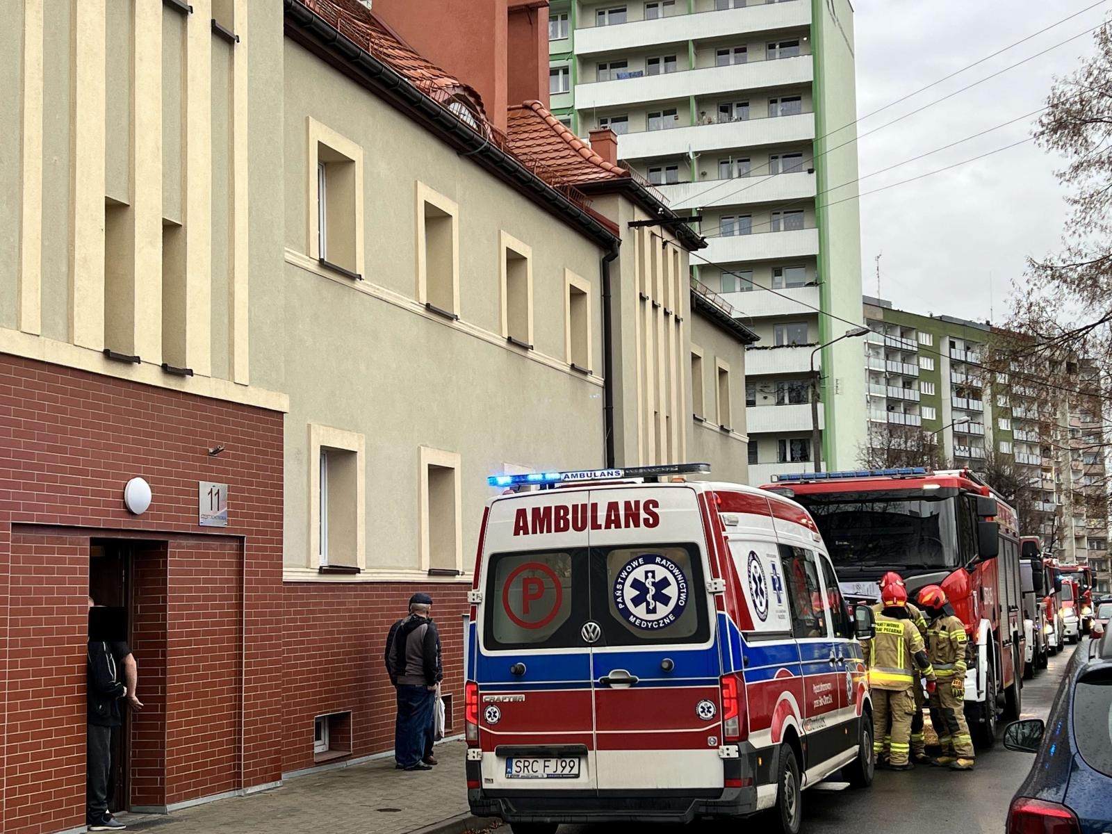 Zdjęcie w galerii na portalu naszraciborz.pl: Akcja strażaków na Częstochowskiej. Kobieta trafiła do szpitala [FOTO] wiadomości z regionu