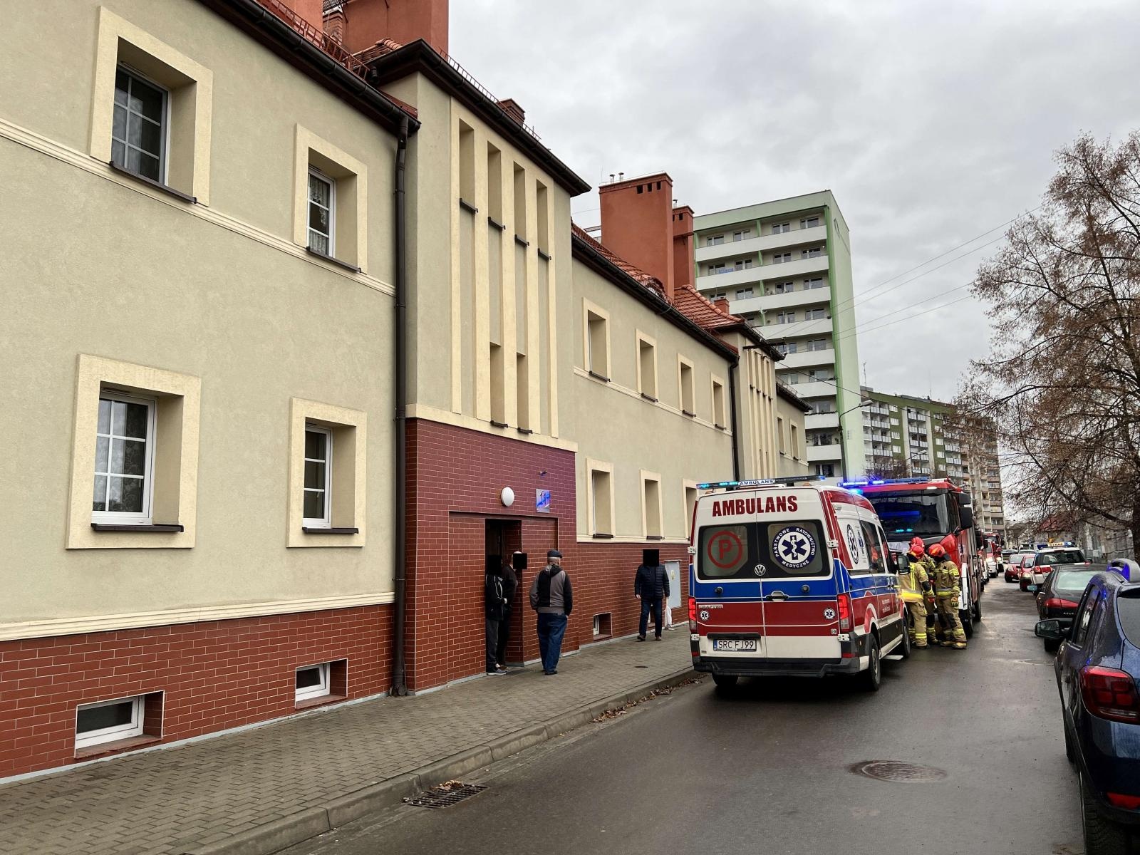 Zdjęcie w galerii na portalu naszraciborz.pl: Akcja strażaków na Częstochowskiej. Kobieta trafiła do szpitala [FOTO] wiadomości z regionu