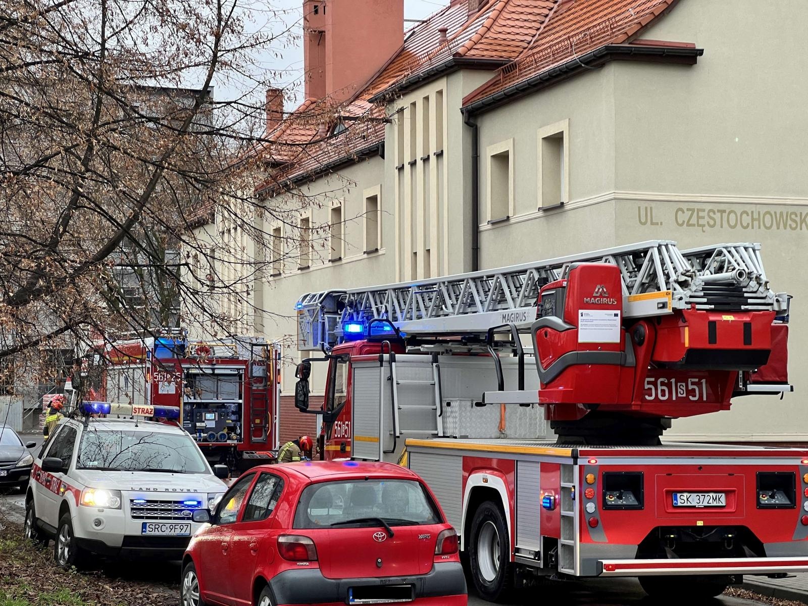 Zdjęcie w galerii na portalu naszraciborz.pl: Akcja strażaków na Częstochowskiej. Kobieta trafiła do szpitala [FOTO] wiadomości z regionu