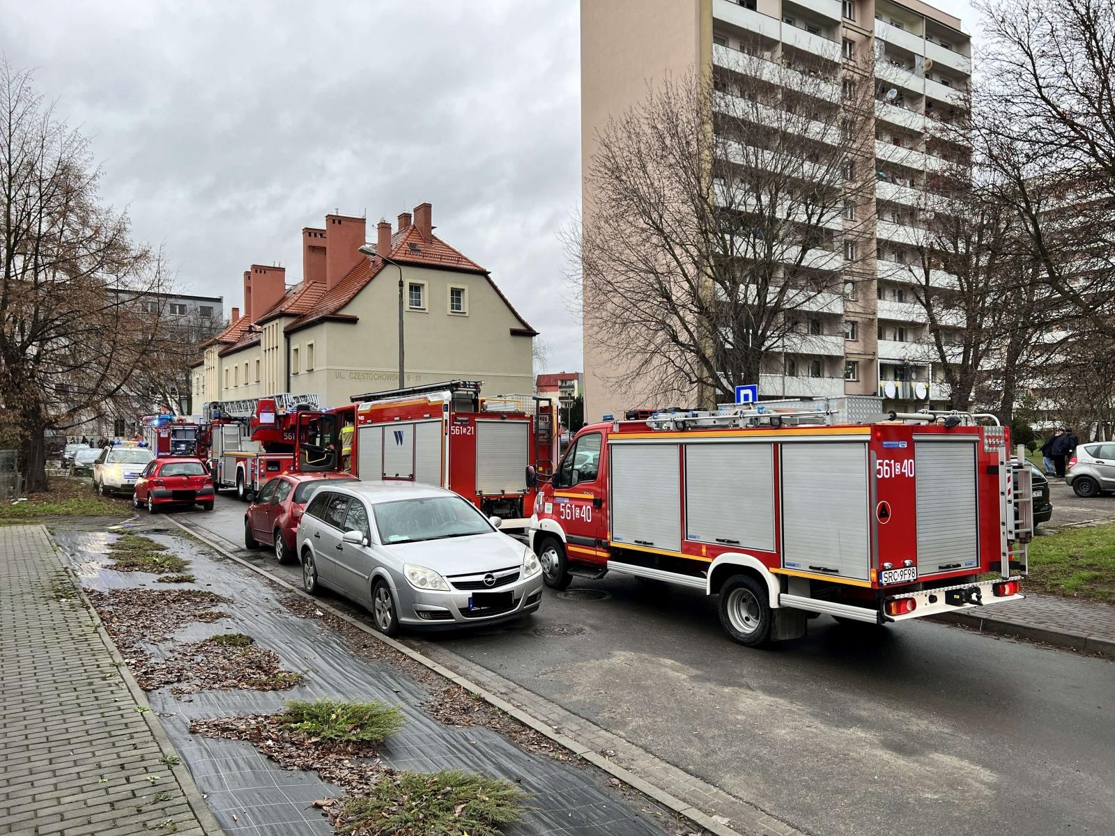 Zdjęcie w galerii na portalu naszraciborz.pl: Akcja strażaków na Częstochowskiej. Kobieta trafiła do szpitala [FOTO] wiadomości z regionu