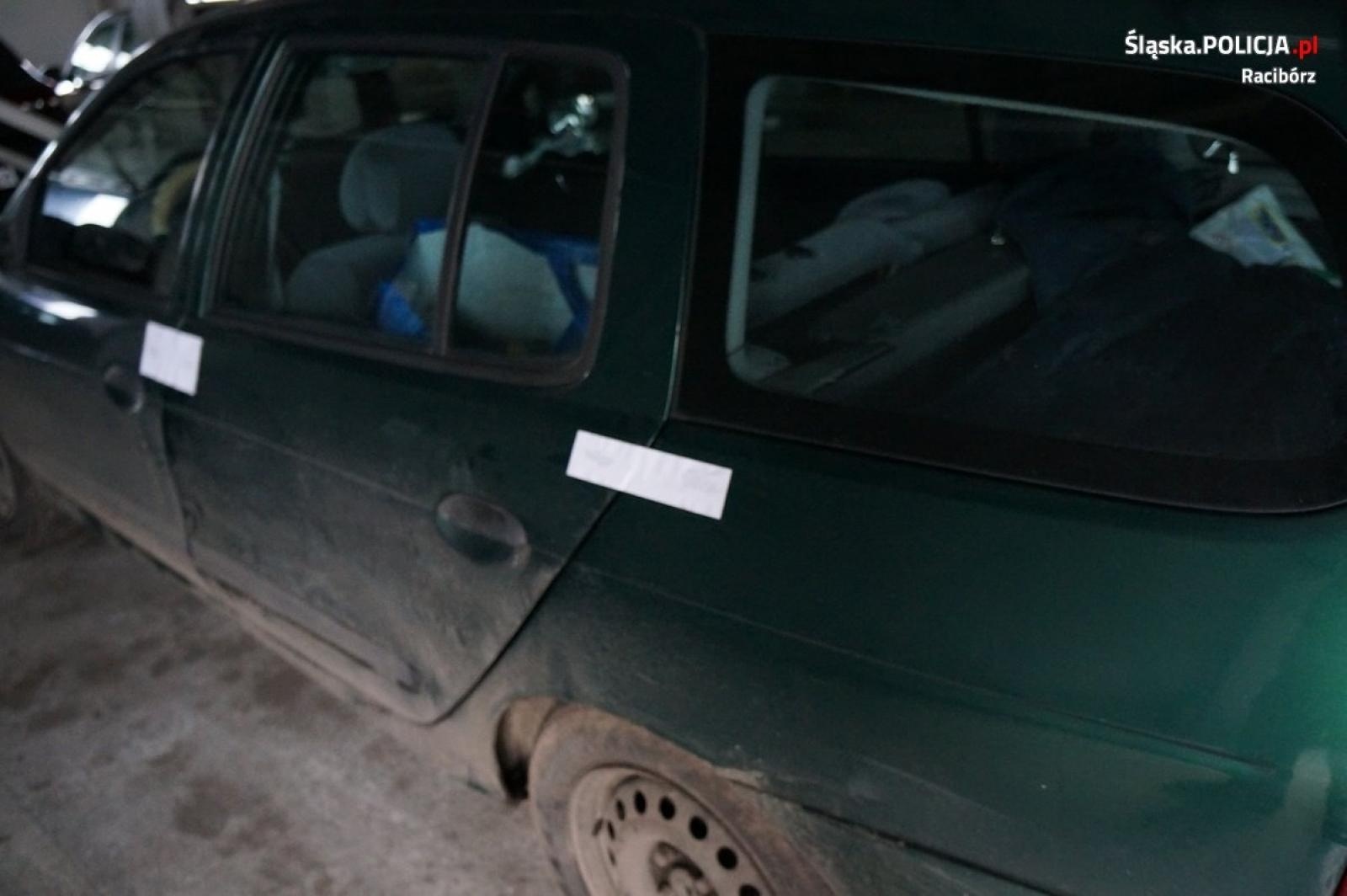 Zdjęcie w galerii na portalu naszraciborz.pl: Policyjny pościg w Raciborzu. Sprawca uciekał renault a potem pieszo wiadomości z regionu