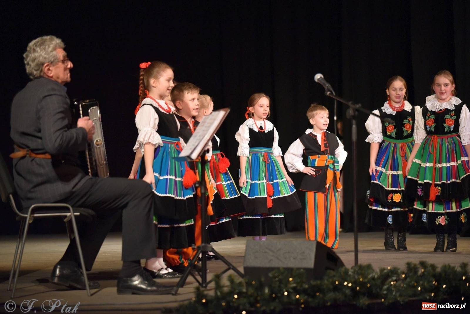 Zdjęcie w galerii na portalu naszraciborz.pl: Dzień Babci i Dziadka w Strzesze [FOTO i WIDEO] wiadomości z regionu