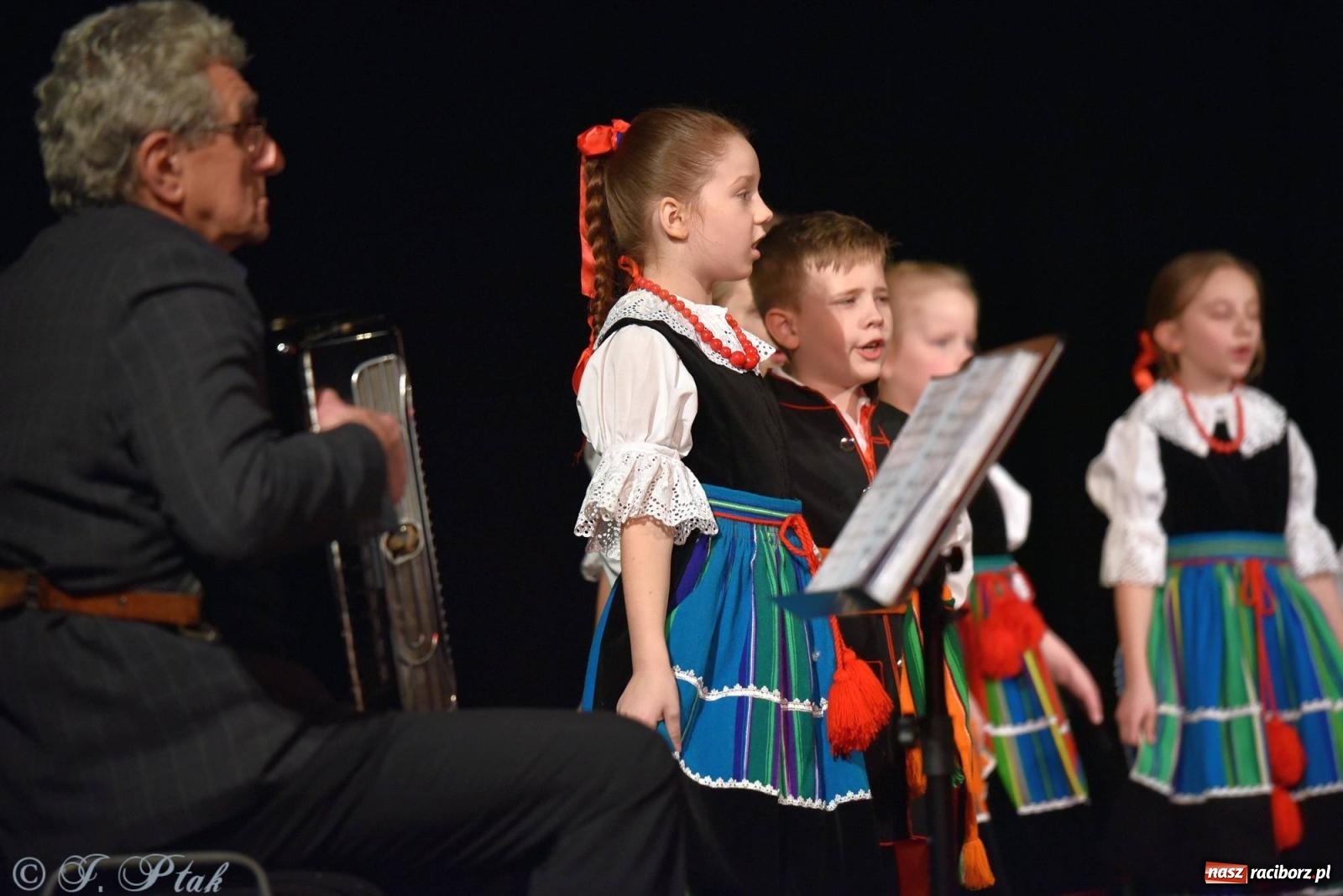 Zdjęcie w galerii na portalu naszraciborz.pl: Dzień Babci i Dziadka w Strzesze [FOTO i WIDEO] wiadomości z regionu