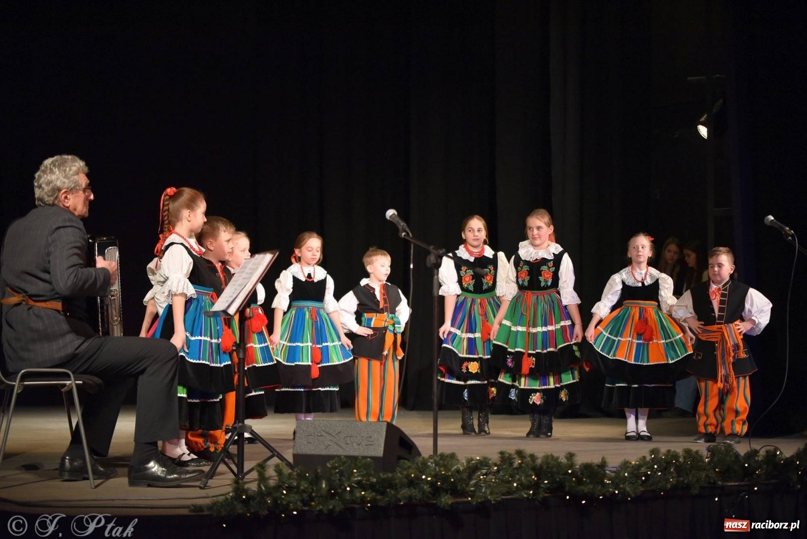 Zdjęcie w galerii na portalu naszraciborz.pl: Dzień Babci i Dziadka w Strzesze [FOTO i WIDEO] wiadomości z regionu
