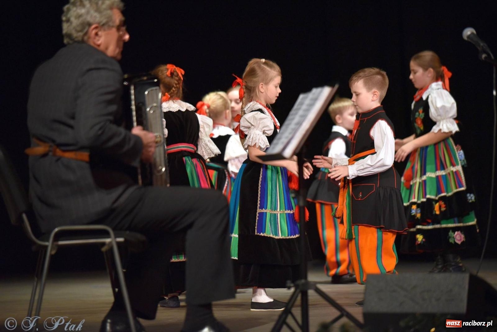 Zdjęcie w galerii na portalu naszraciborz.pl: Dzień Babci i Dziadka w Strzesze [FOTO i WIDEO] wiadomości z regionu