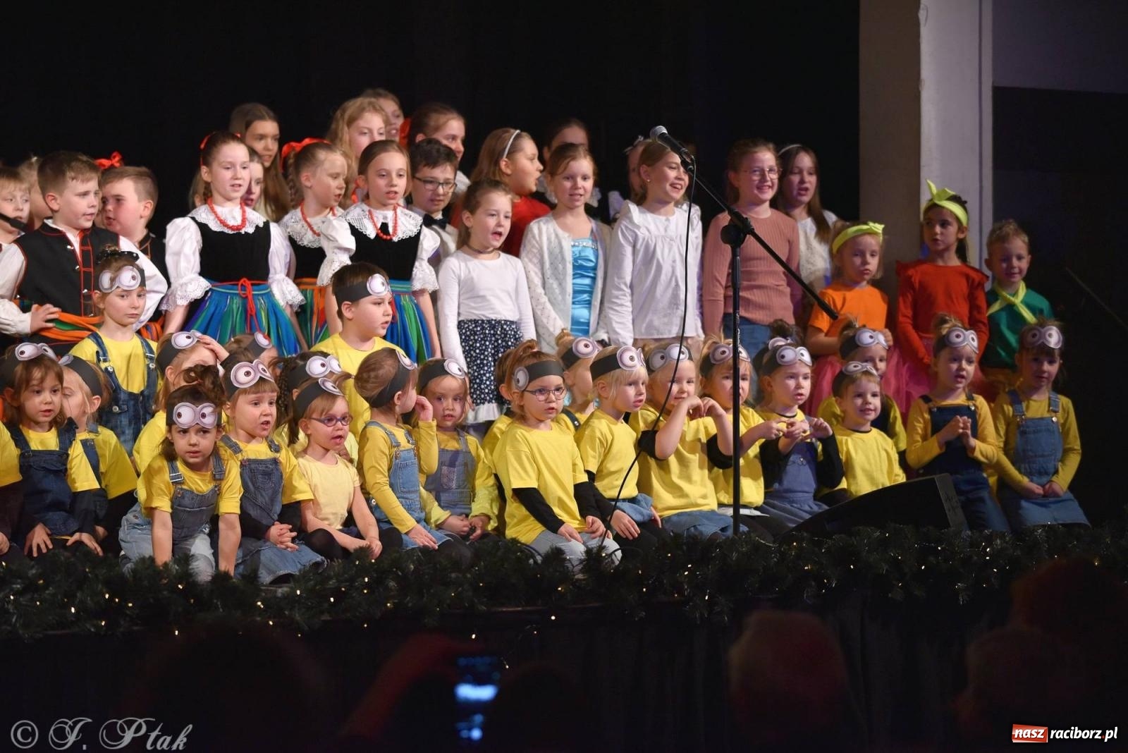 Zdjęcie w galerii na portalu naszraciborz.pl: Dzień Babci i Dziadka w Strzesze [FOTO i WIDEO] wiadomości z regionu