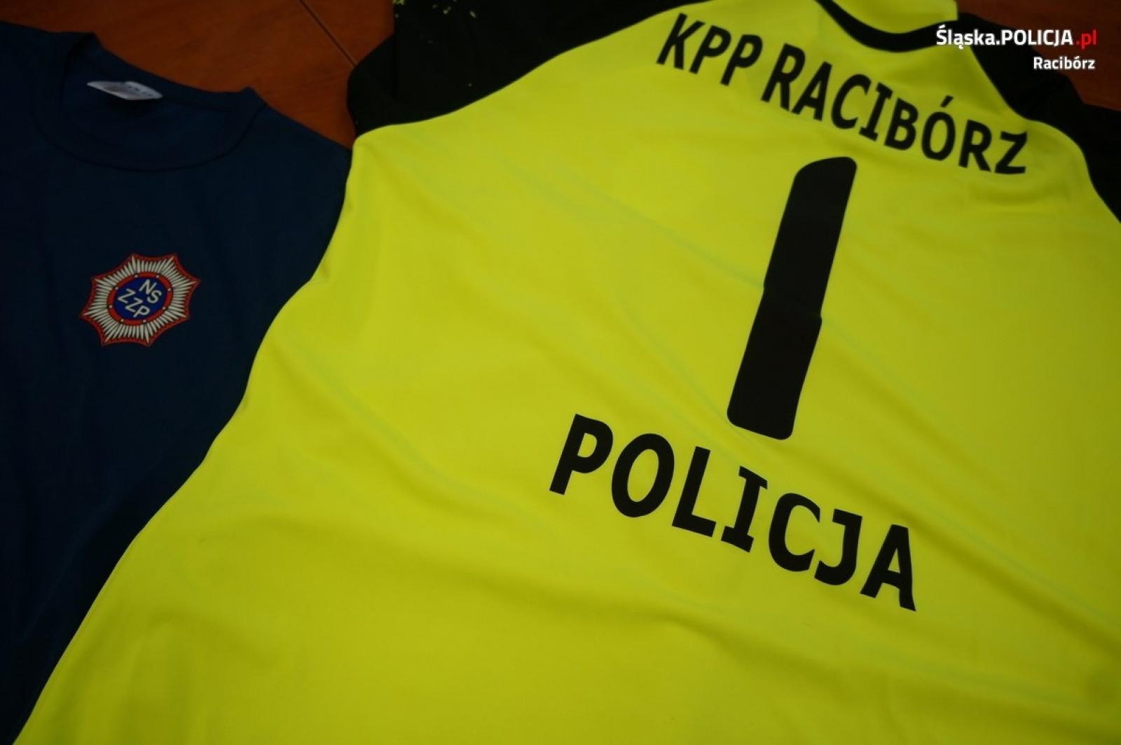 Zdjęcie w galerii na portalu naszraciborz.pl: Związkowcy ubrali policjantów sportowców wiadomości z regionu