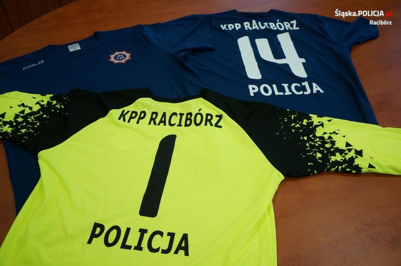 Zdjęcie w galerii na portalu naszraciborz.pl: Związkowcy ubrali policjantów sportowców wiadomości z regionu