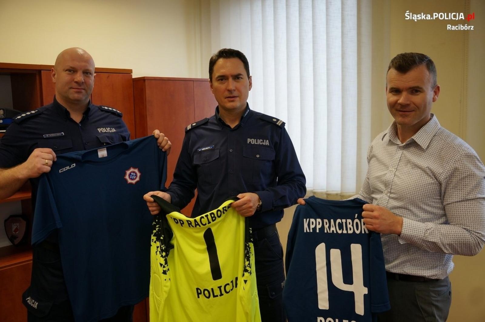 Zdjęcie w galerii na portalu naszraciborz.pl: Związkowcy ubrali policjantów sportowców wiadomości z regionu