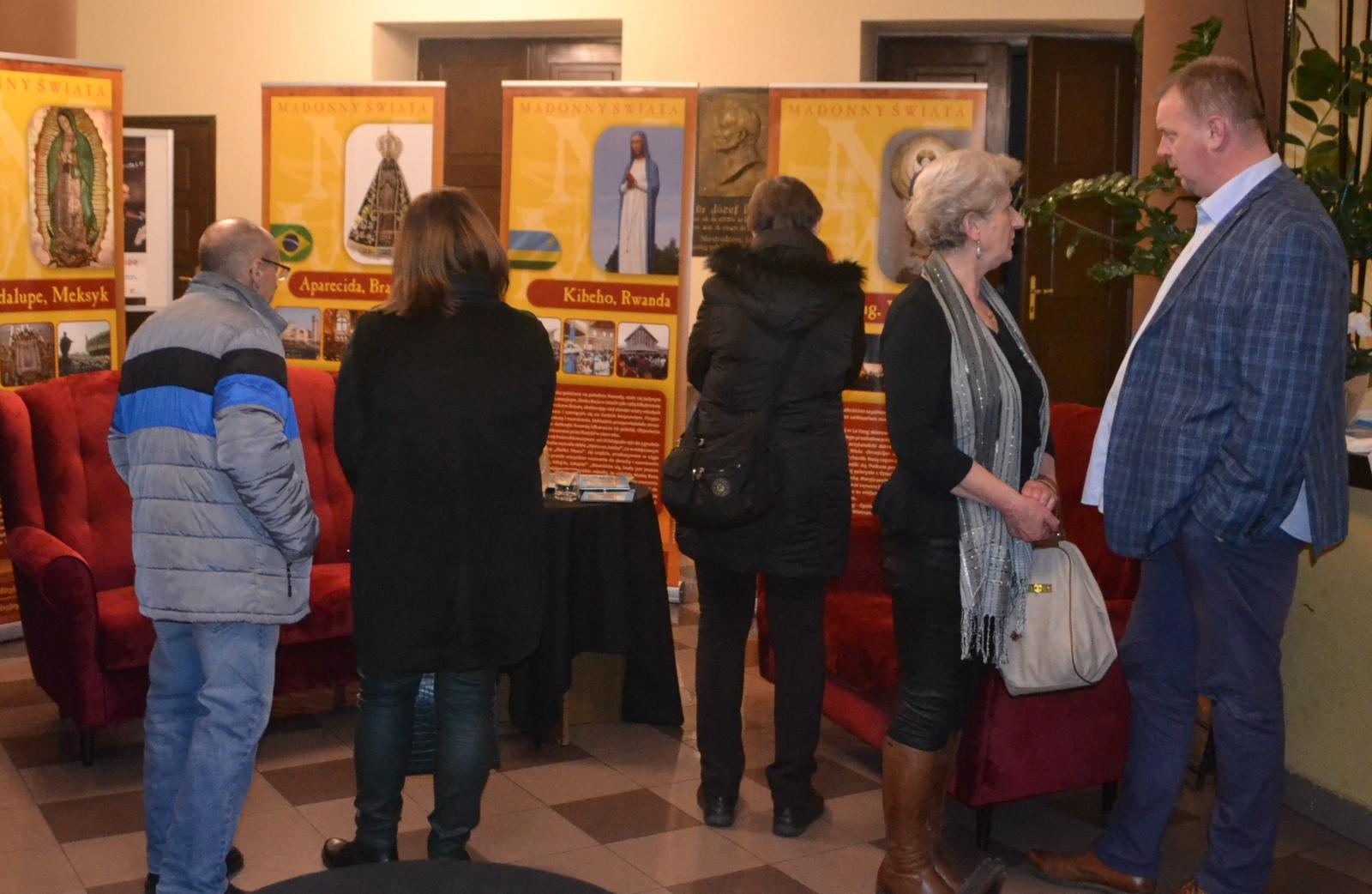 Zdjęcie w galerii na portalu naszraciborz.pl: Madonny świata. Otwarcie wystawy w Strzesze wiadomości z regionu