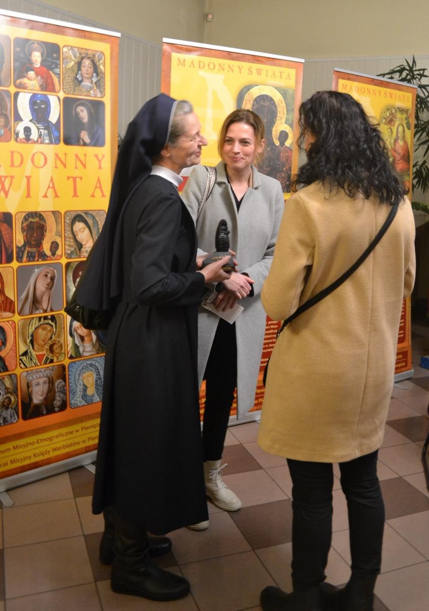 Zdjęcie w galerii na portalu naszraciborz.pl: Madonny świata. Otwarcie wystawy w Strzesze wiadomości z regionu