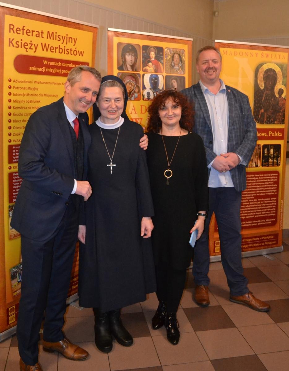 Zdjęcie w galerii na portalu naszraciborz.pl: Madonny świata. Otwarcie wystawy w Strzesze wiadomości z regionu