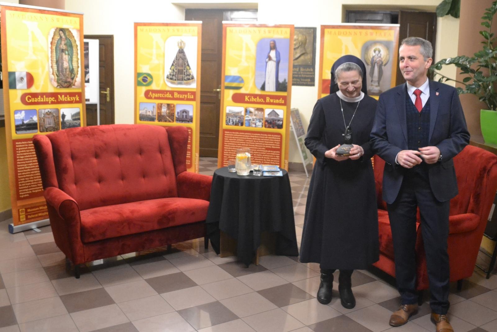 Zdjęcie w galerii na portalu naszraciborz.pl: Madonny świata. Otwarcie wystawy w Strzesze wiadomości z regionu