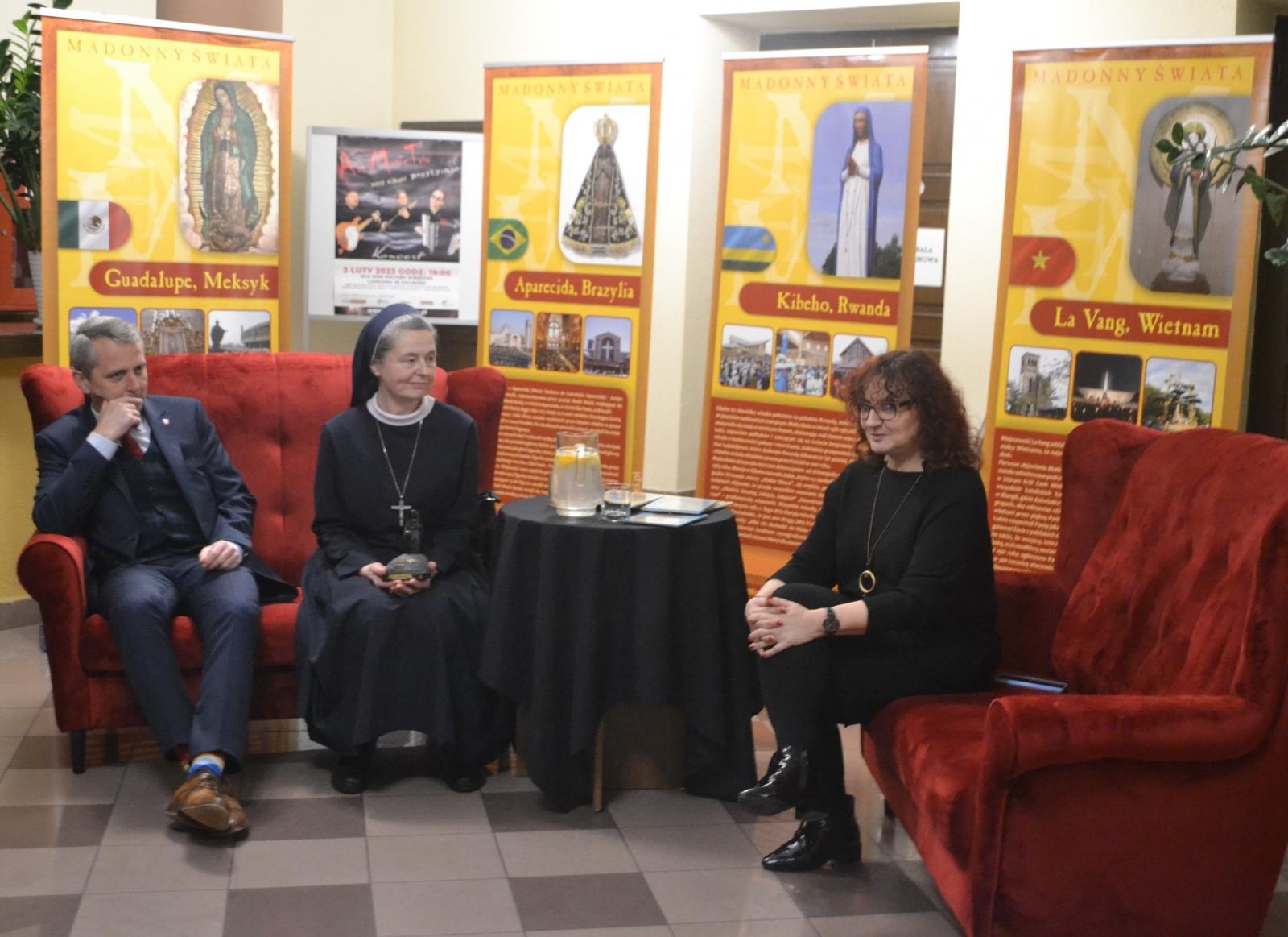 Zdjęcie w galerii na portalu naszraciborz.pl: Madonny świata. Otwarcie wystawy w Strzesze wiadomości z regionu