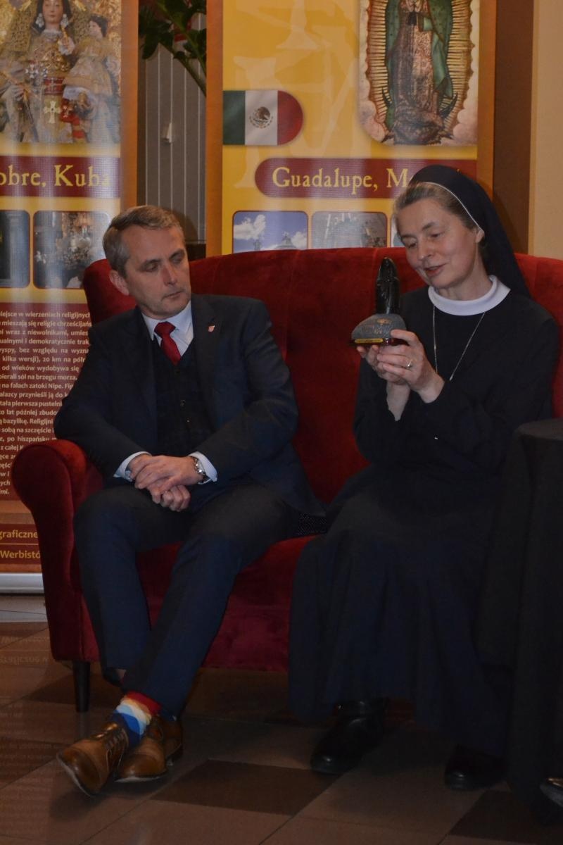 Zdjęcie w galerii na portalu naszraciborz.pl: Madonny świata. Otwarcie wystawy w Strzesze wiadomości z regionu