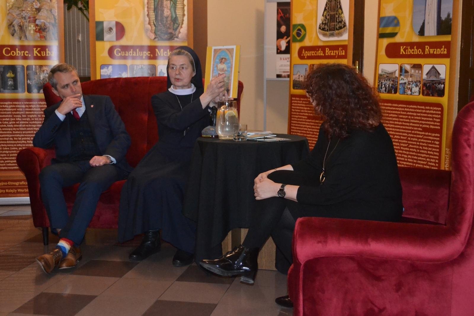 Zdjęcie w galerii na portalu naszraciborz.pl: Madonny świata. Otwarcie wystawy w Strzesze wiadomości z regionu