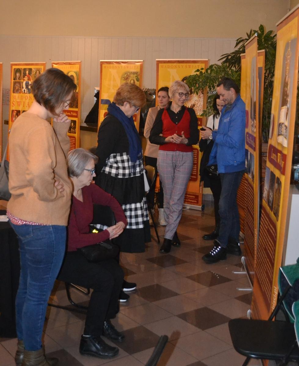 Zdjęcie w galerii na portalu naszraciborz.pl: Madonny świata. Otwarcie wystawy w Strzesze wiadomości z regionu