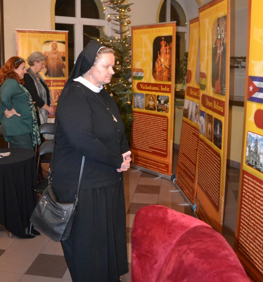 Zdjęcie w galerii na portalu naszraciborz.pl: Madonny świata. Otwarcie wystawy w Strzesze wiadomości z regionu