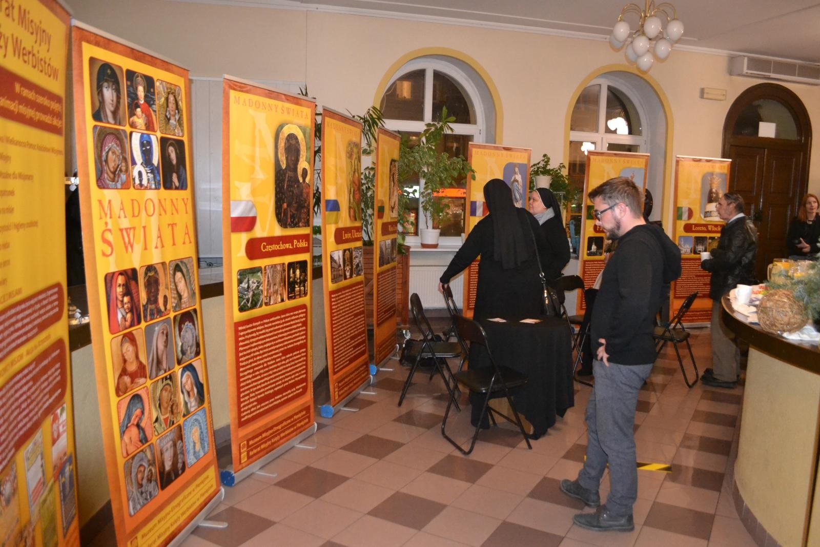 Zdjęcie w galerii na portalu naszraciborz.pl: Madonny świata. Otwarcie wystawy w Strzesze wiadomości z regionu