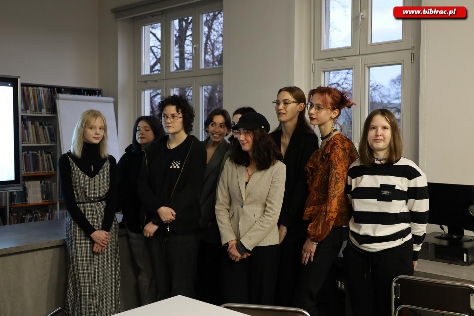 Zdjęcie w galerii na portalu naszraciborz.pl: Uczniowie z Plastyka pokazali swoje prace w Gawrze wiadomości z regionu