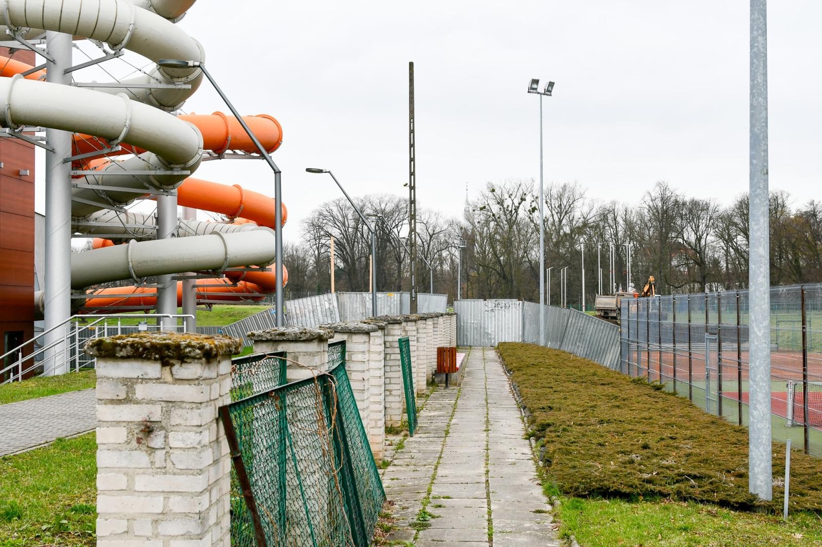 Zdjęcie w galerii na portalu naszraciborz.pl: Nowoczesne kąpielisko coraz bliżej. Ruszyła budowa basenów zewnętrznych przy H2Ostróg w Raciborzu [FOTO] wiadomości z regionu