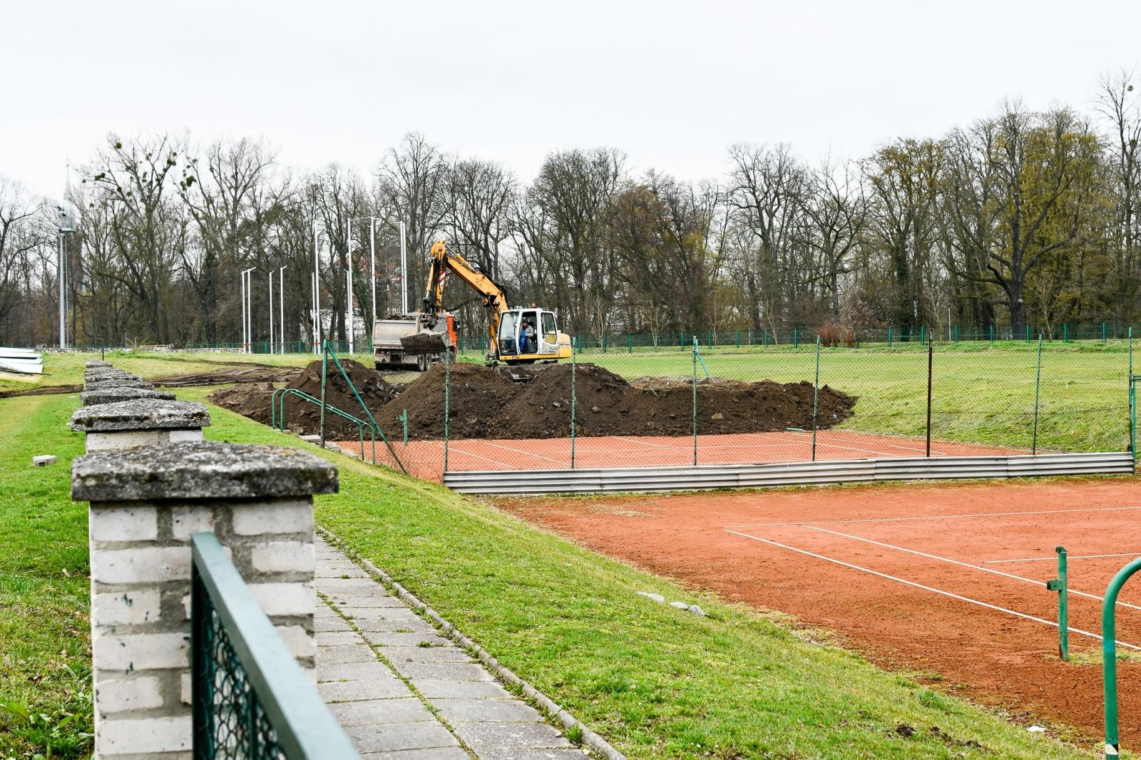 Zdjęcie w galerii na portalu naszraciborz.pl: Nowoczesne kąpielisko coraz bliżej. Ruszyła budowa basenów zewnętrznych przy H2Ostróg w Raciborzu [FOTO] wiadomości z regionu