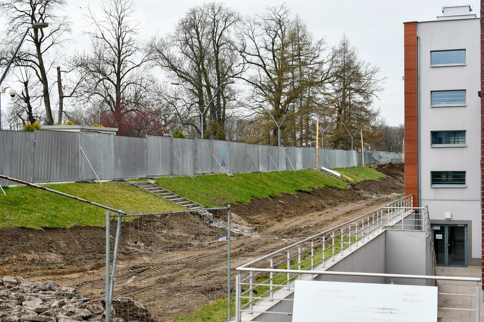 Zdjęcie w galerii na portalu naszraciborz.pl: Nowoczesne kąpielisko coraz bliżej. Ruszyła budowa basenów zewnętrznych przy H2Ostróg w Raciborzu [FOTO] wiadomości z regionu